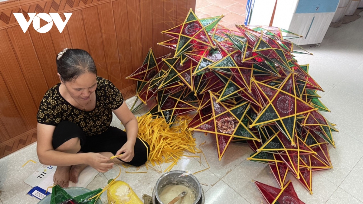 Lantern making village busy ahead of Mid-Autumn Festival